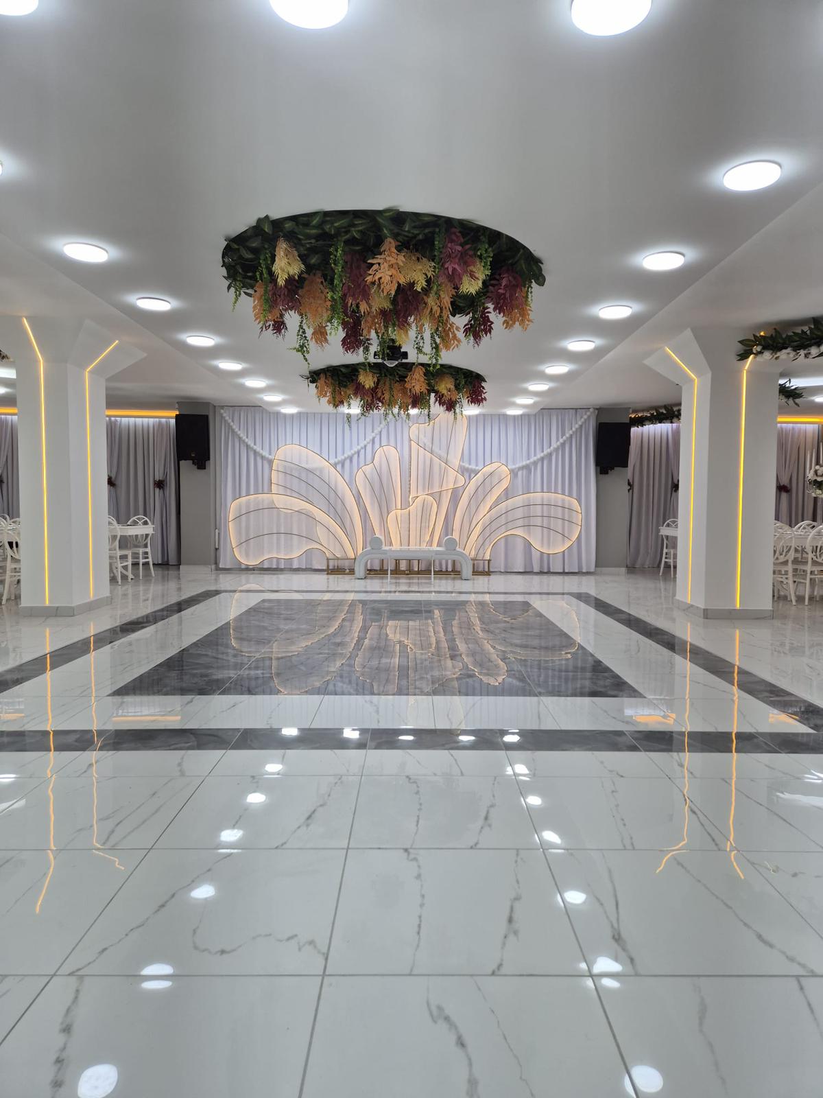 Jasmine Davet Evi dekorlu masa alanı