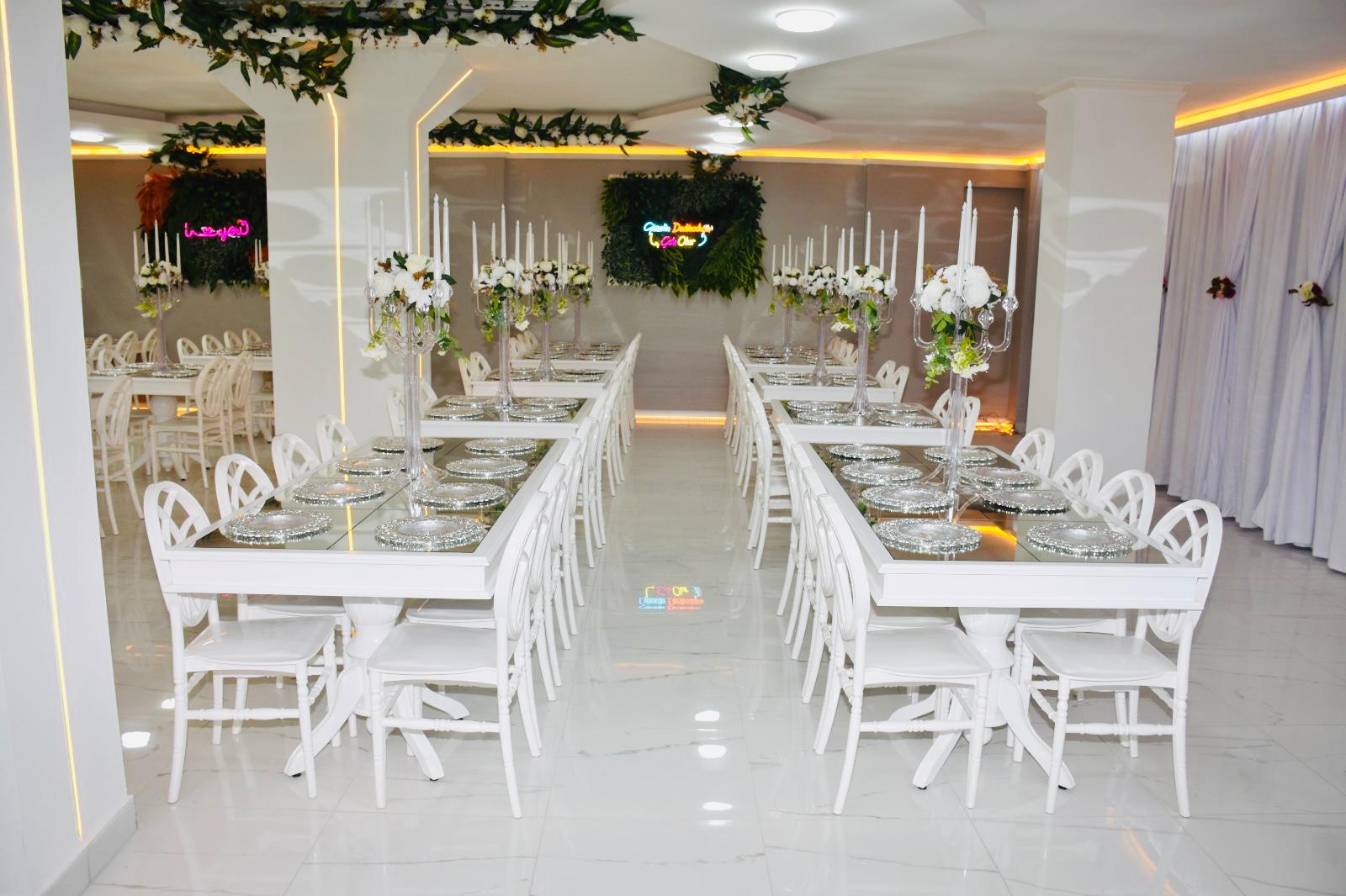 Jasmine Davet Evi salonundaki masa düzeni