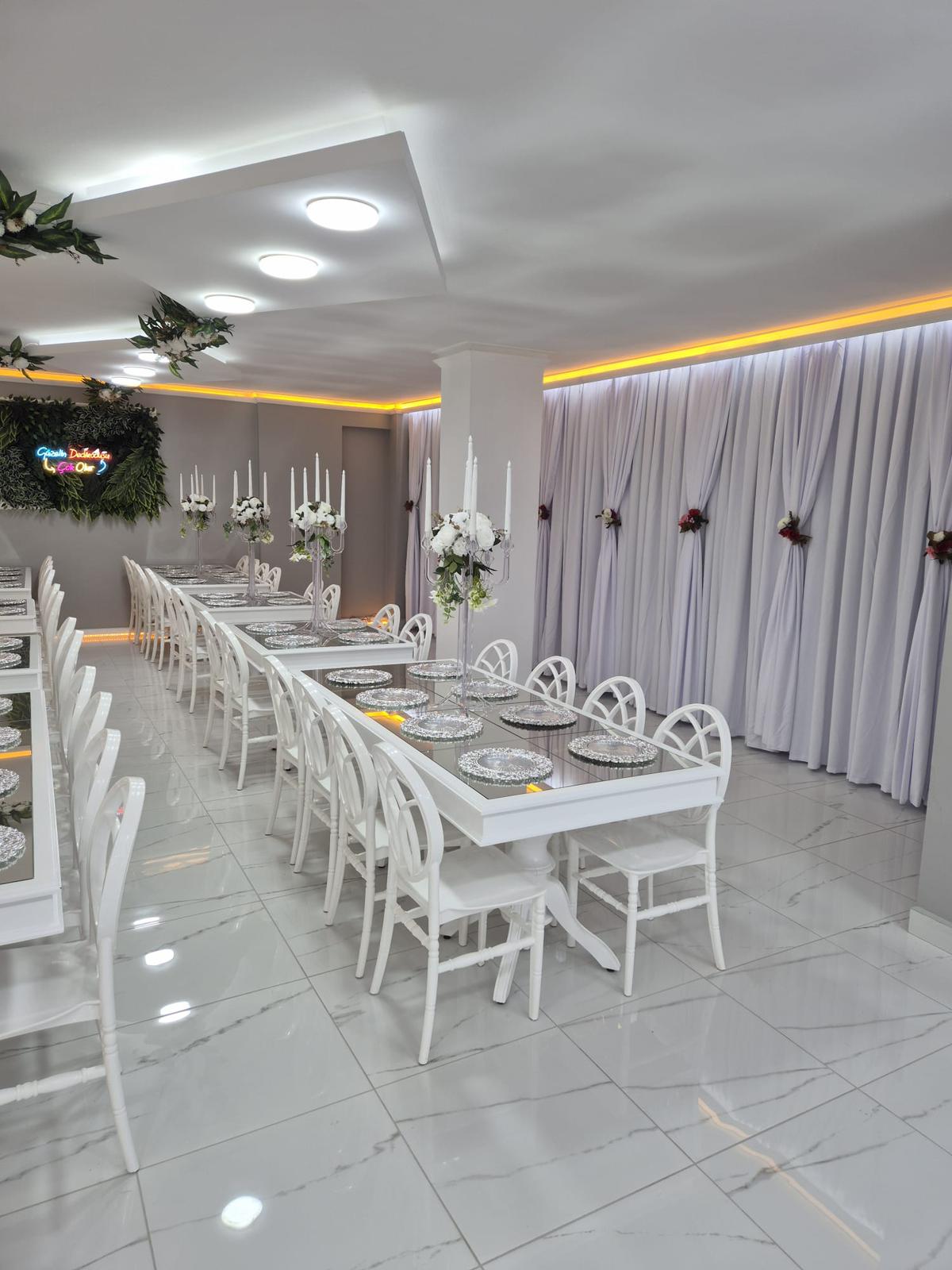 Jasmine Davet Evi masa alanı